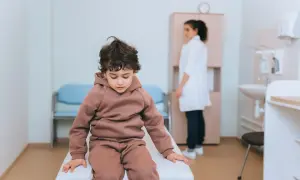 Wymioty u dziecka: Co podać? Leki, nawadnianie, objawy alarmowe