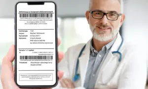Lekarz w białym fartuchu z wąsami i okularami trzyma smartfon z widoczną e-receptą.