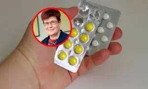 Kobieta w okularach i pigułki w blistrach. Czy wiesz, jakie leki szkodzą nerkom?
