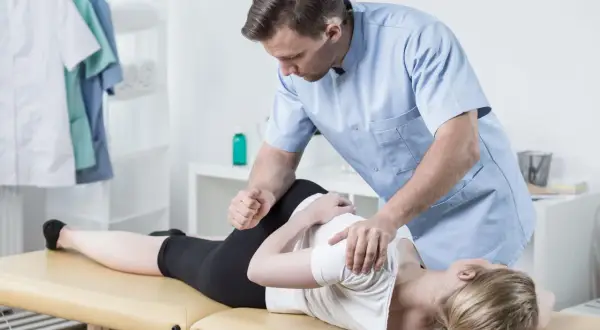 Fizjoterapeuta: Więcej niż masażysta? Odkryj jego rolę!