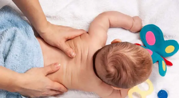 Fizjoterapeuta z noworodkiem: kiedy to profilaktyka, a kiedy sygnał?