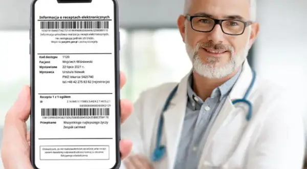 Lekarz w białym fartuchu z wąsami i okularami trzyma smartfon z widoczną e-receptą.