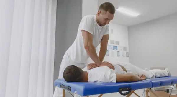 Fizjoterapeuta: Ile godzin na etacie? Normy, wyjątki i realia