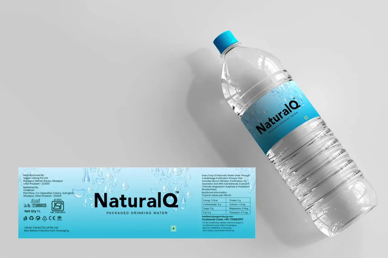 NaturalQ to woda wysokozmineralizowana, idealna dla nerek. Butelka wody NaturalQ z etykietą.